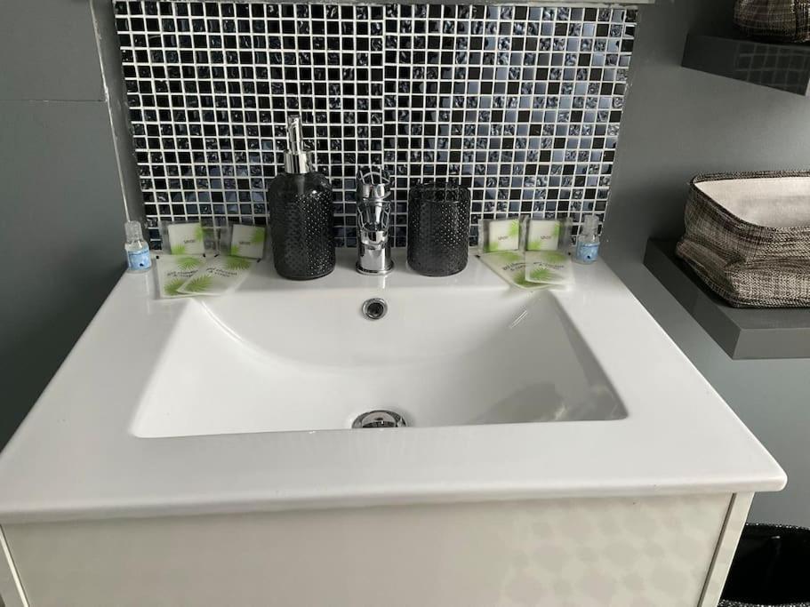 38 Maison Entiere,Place De Parking Et Garage Pour Moto Velo A La Demande ダンケルク エクステリア 写真